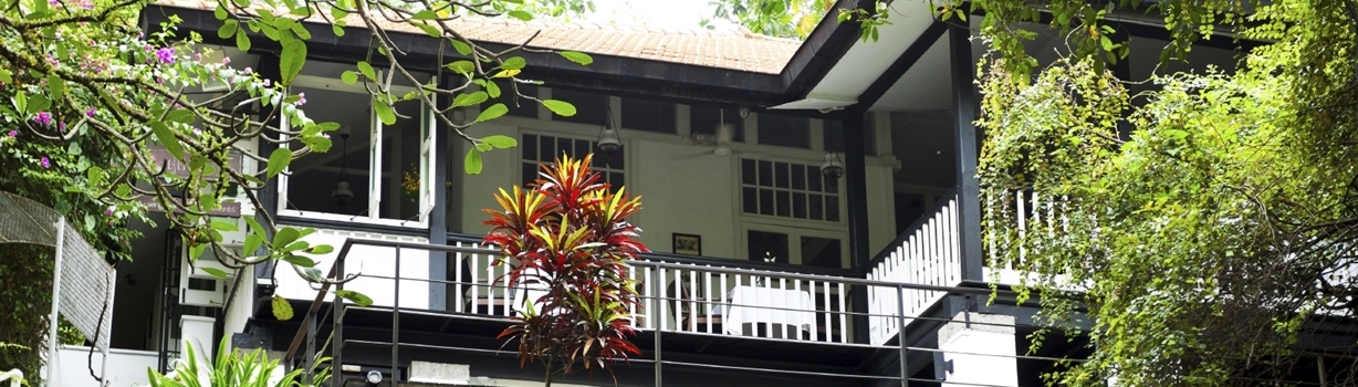 How To Rent A Black And White Propertyguru Singapore Drive Along Some Of Singapore S More Exclusive Enclaves And You Are Likely To See Colonial Style Bungalows That Incorporate Elements Art Deco Arts