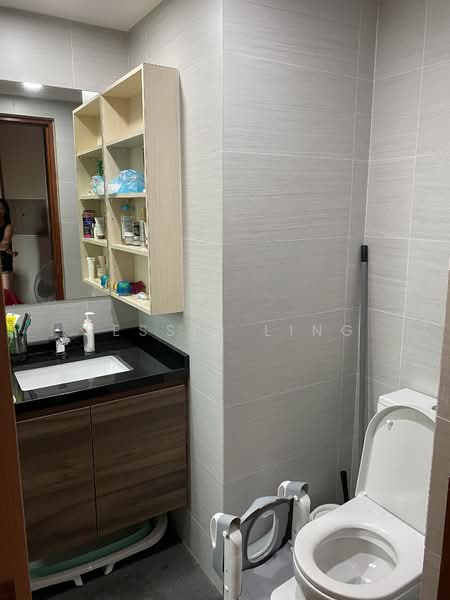 Hillbrooks, 88 Hillview Avenue, 3 Bedrooms, 1,130 sqft, Condominium For Rent, by Bessie Ling, 10441233 - Master bedroom toilet #1 - PropertyGuru.com.sg