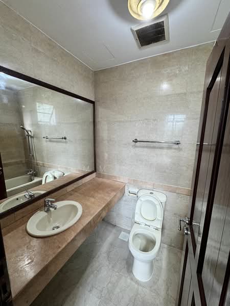 Tanglin Regency, 381 Tanglin Road, 2 Bedrooms, 710 sqft, Condominium For Rent, by Tommy Liu, 10600259 - Master Toilet - PropertyGuru.com.sg