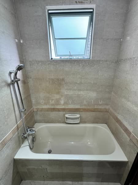 Tanglin Regency, 381 Tanglin Road, 2 Bedrooms, 710 sqft, Condominium For Rent, by Tommy Liu, 10600259 - Master Toilet - PropertyGuru.com.sg