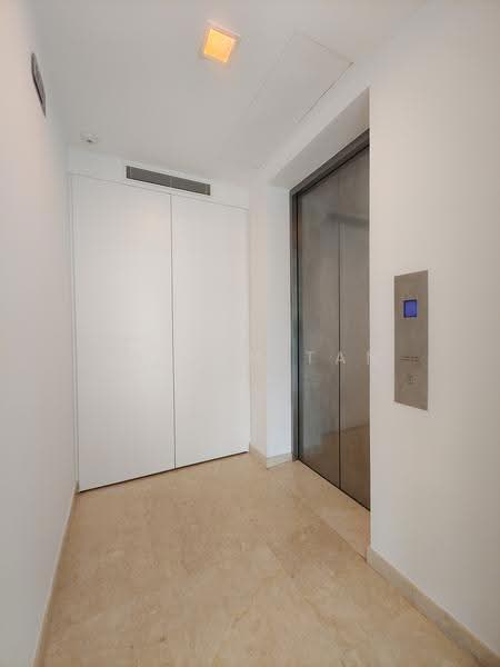 Parvis, 18 Holland Hill, Tanglin / Holland / Bukit Timah, 3 Bedrooms, 1,701 sqft, Condominium For Rent, by Vivian Tan B L, 11406805 - Private lift lobby - PropertyGuru.com.sg