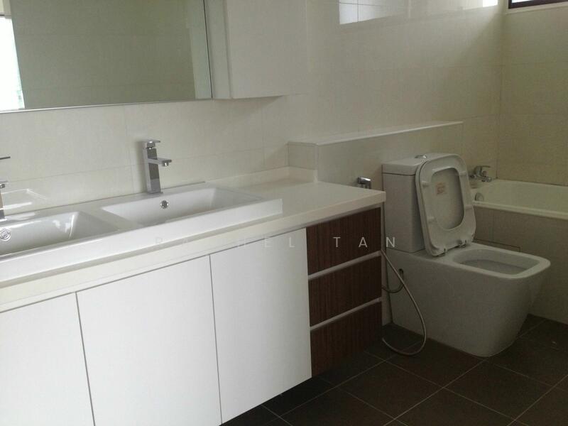 Leonie Towers, 20 Leonie Hill, 4 Bedrooms, 2,899 sqft, Apartment For Rent, by Rachel Tan, 11772717 - Huge master bathroom - PropertyGuru.com.sg