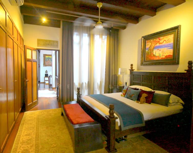 Everton Road, Everton Rd, 4 Bedrooms, 3,500 sqft, Conservation House For Rent, by Renee Lim, 11935298 - Master bedroom with a study - PropertyGuru.com.sg
