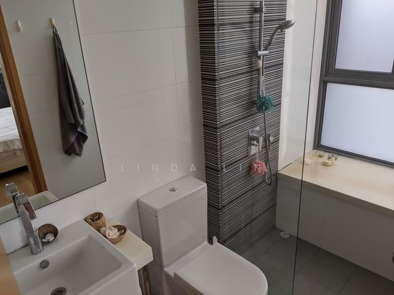 Oxford Suites, 21 Oxford Road, 2 Bedrooms, 893 sqft, Apartment For Rent, by Linda Lin, 12027826 - Master Bedroom Toilet - PropertyGuru.com.sg