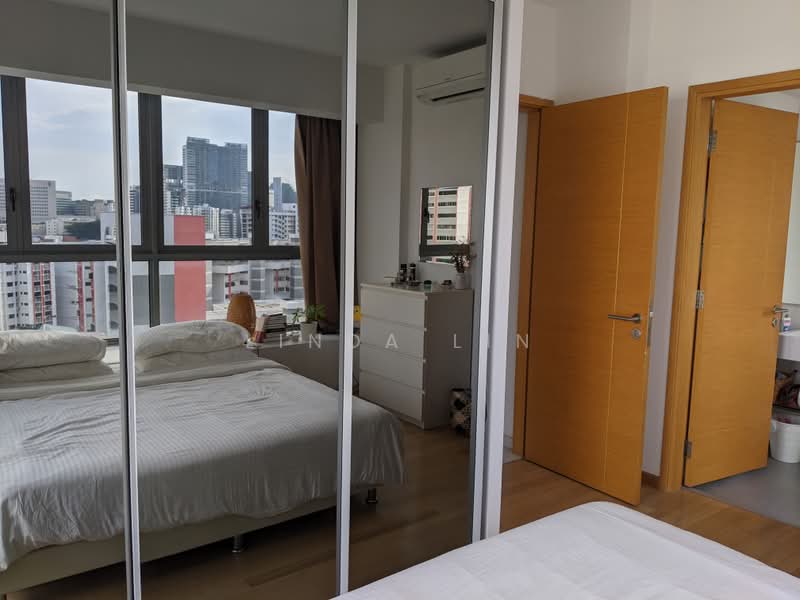 Oxford Suites, 21 Oxford Road, 2 Bedrooms, 893 sqft, Apartment For Rent, by Linda Lin, 12027826 - Master Bedroom Wardrobe - PropertyGuru.com.sg