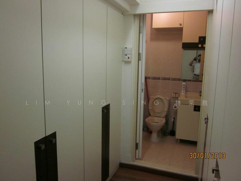 17 Dover Crescent, 17 Dover Crescent, 2 Bedrooms, 1,000 sqft, HDB Flat For Rent, by Robert Lim Yung Sing 林榮燊, 12885293 - Walking Wardrobe - PropertyGuru.com.sg