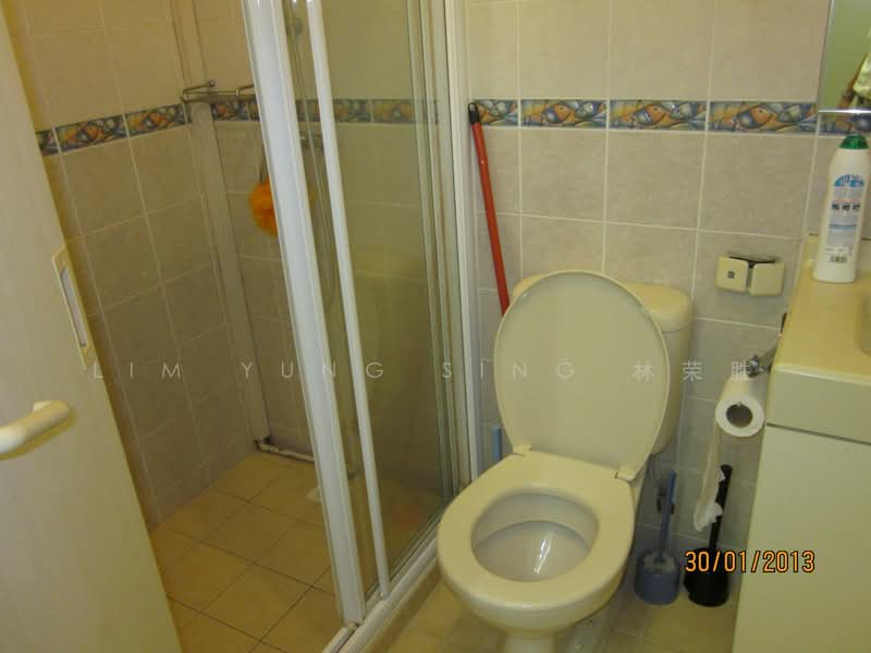 17 Dover Crescent, 17 Dover Crescent, 2 Bedrooms, 1,000 sqft, HDB Flat For Rent, by Robert Lim Yung Sing 林榮燊, 12885293 - Master Bathroom - PropertyGuru.com.sg