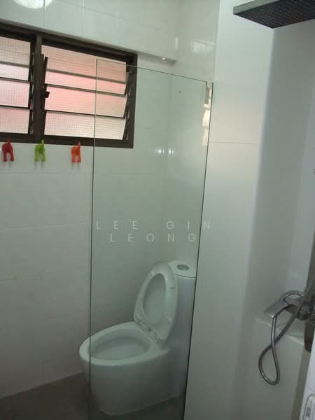 175 Ang Mo Kio Avenue 4, 175 Ang Mo Kio Avenue 4, 3 Bedrooms, 979 sqft, HDB Flat For Rent, by Lee Gin Leong, 12955103 - Common bathroom - PropertyGuru.com.sg