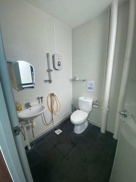 Vertex, 33 Ubi Avenue 3, Eunos / Geylang / Paya Lebar, 1,572 sqft, Light Industrial (B1) For Sale, by Jonathan Tan Say Keong, 13048804 - Bathroom - CommercialGuru.com.sg