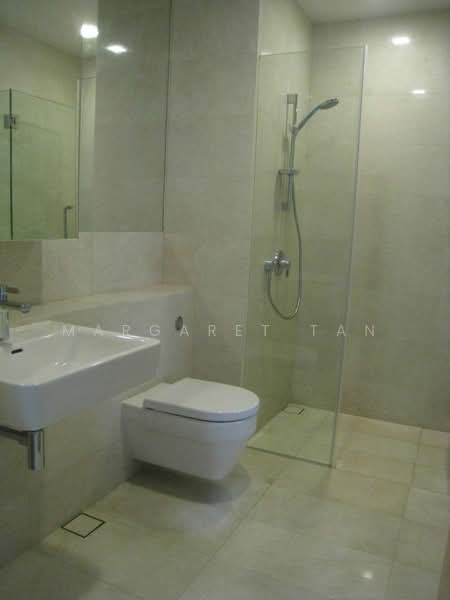 Trilight, 9 Newton Road, 2 Bedrooms, 1,109 sqft, Condominium For Rent, by Margaret Tan, 13105947 - common bathroom - PropertyGuru.com.sg