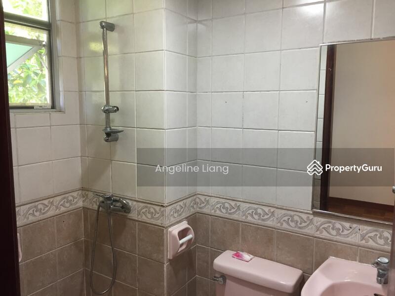 2nd BEDROOM  en suite toilet 