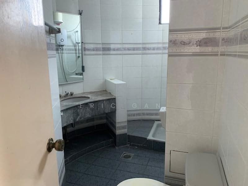 Siglap Centre, 55 Siglap Road, East Coast / Marine Parade, 2 Bedrooms, 1,230 sqft, Apartment For Rent, by Eric Gan, 13564620 - Master Bathroom - PropertyGuru.com.sg