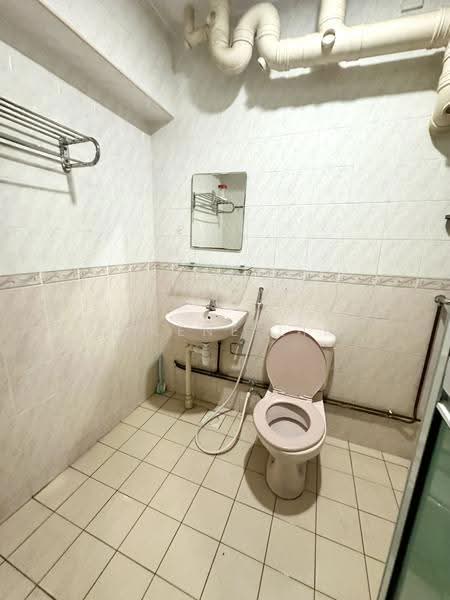 275B Jurong West Street 25, 275B Jurong West Street 25, Boon Lay / Jurong / Tuas, 3 Bedrooms, 1,194 sqft, HDB Flat For Rent, by Serene Lim, 14178069 - Bathroom - PropertyGuru.com.sg