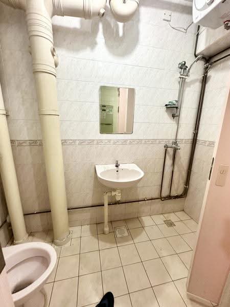 275B Jurong West Street 25, 275B Jurong West Street 25, Boon Lay / Jurong / Tuas, 3 Bedrooms, 1,194 sqft, HDB Flat For Rent, by Serene Lim, 14178069 - Bathroom - PropertyGuru.com.sg