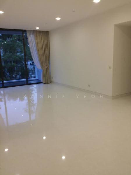 Kuie Pong Loft, Robin Walk, Tanglin / Holland / Bukit Timah, 3 Bedrooms, 1,480 sqft, Condominium For Rent, by Bonnie Yeoh, 14583704 - spacious living and dining with balcony - PropertyGuru.com.sg
