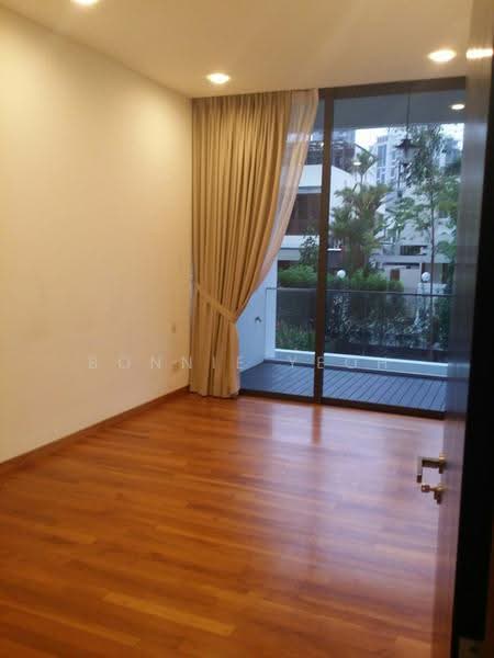 Kuie Pong Loft, Robin Walk, Tanglin / Holland / Bukit Timah, 3 Bedrooms, 1,480 sqft, Condominium For Rent, by Bonnie Yeoh, 14583704 - master room with balcony - PropertyGuru.com.sg