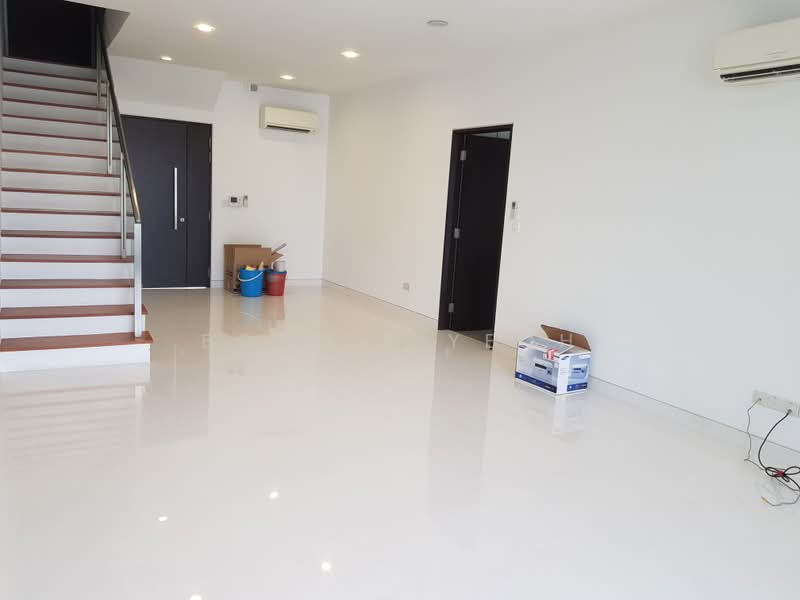 Kuie Pong Loft, 10 Robin Walk, 3 Bedrooms, 1,580 sqft, Condominium For Rent, by Bonnie Yeoh, 14583737 - spacious living cum dining - PropertyGuru.com.sg