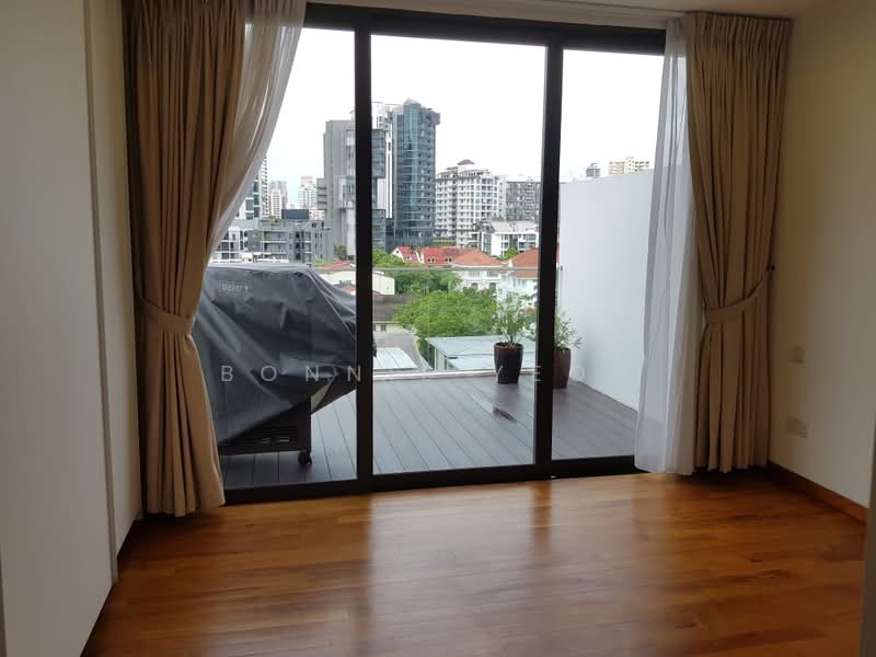 Kuie Pong Loft, 10 Robin Walk, 3 Bedrooms, 1,580 sqft, Condominium For Rent, by Bonnie Yeoh, 14583737 - master bedroom with balcony - PropertyGuru.com.sg