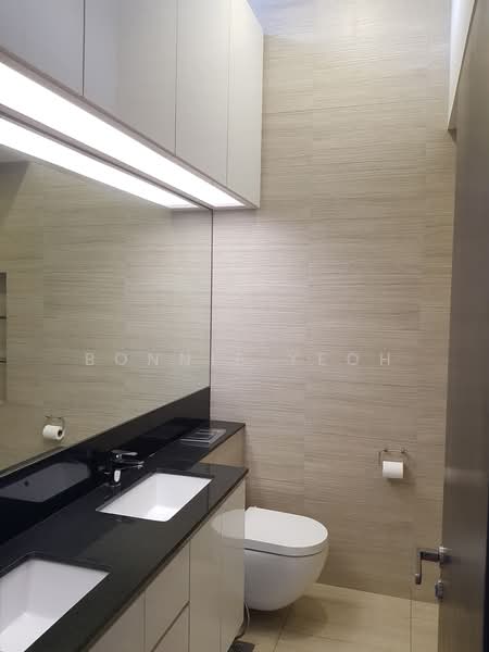 Kuie Pong Loft, 10 Robin Walk, 3 Bedrooms, 1,580 sqft, Condominium For Rent, by Bonnie Yeoh, 14583737 - master bathroom with jacuzzi and storage at ceiling - PropertyGuru.com.sg