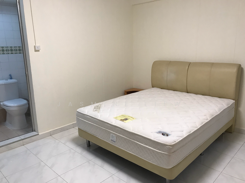 315 Tampines Street 33, 315 Tampines Street 33, 3 Bedrooms, 1,528 sqft, HDB Flat For Rent, by Jasmine Liew, 14663619 - Master bedroom with attached toilet - PropertyGuru.com.sg