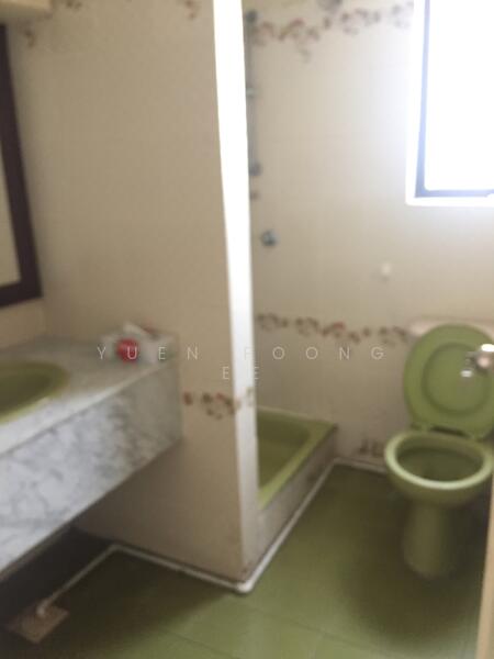 Common Bathroom 1