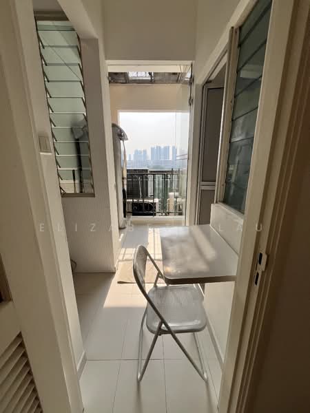 Cavendish Park, 18 Pine Grove, 3 Bedrooms, 1,313 sqft, Condominium For Rent, by Elizabeth Lau, 15050904 - View of the Dover park greenery from kitchen with side table - PropertyGuru.com.sg