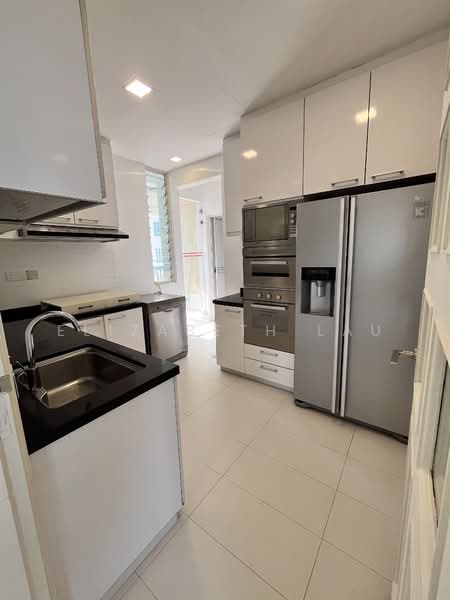 Cavendish Park, 18 Pine Grove, 3 Bedrooms, 1,313 sqft, Condominium For Rent, by Elizabeth Lau, 15050904 - Fully contained kitchen with steam oven oven fridge and dishwasher  - PropertyGuru.com.sg