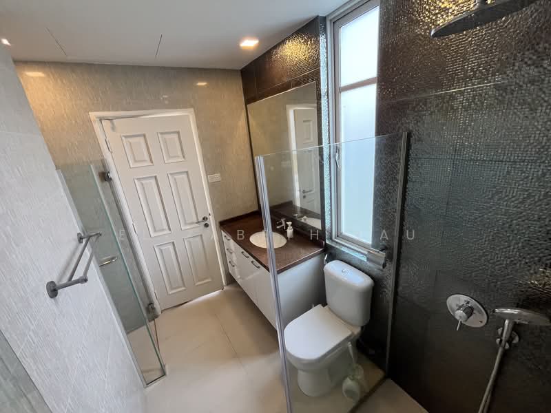 Cavendish Park, 18 Pine Grove, 3 Bedrooms, 1,313 sqft, Condominium For Rent, by Elizabeth Lau, 15050904 - Attached master bathroom with 2 rain showers  - PropertyGuru.com.sg