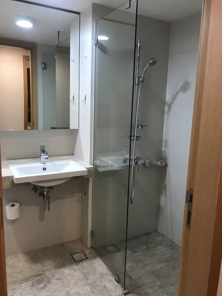 One Shenton, 1 Shenton Way, 2 Bedrooms, 1,119 sqft, Condominium For Rent, by Shane Yeo, 15134248 - Common Bathroom - PropertyGuru.com.sg