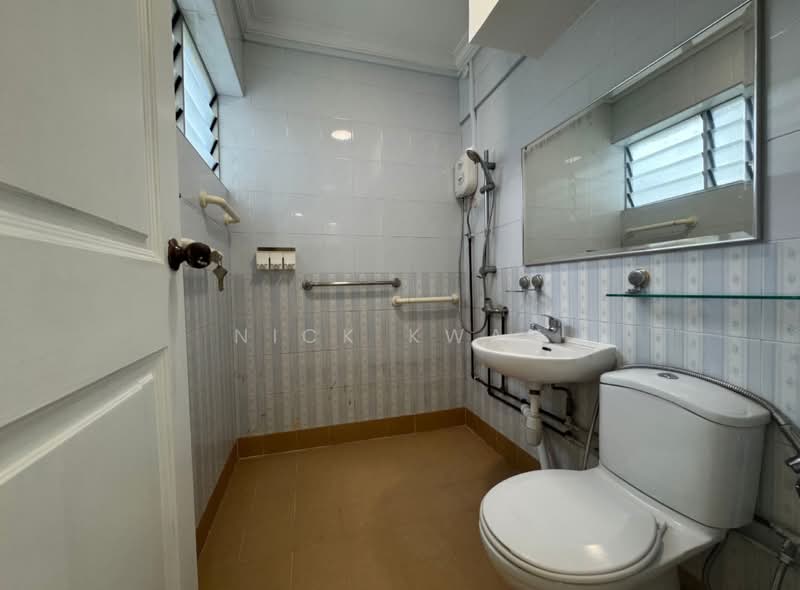 163 Tampines Street 12, 163 Tampines Street 12, 3 Bedrooms, 1,119 sqft, HDB Flat For Rent, by Nick Kwan, 15523521 - Master Bath - PropertyGuru.com.sg