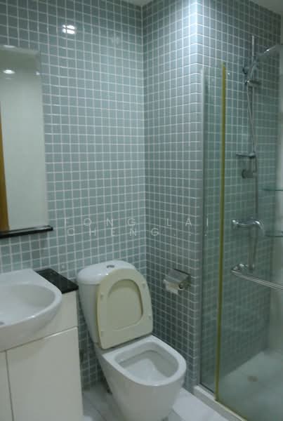 The Jade, 9 Bukit Batok Central Link, 2 Bedrooms, 1,011 sqft, Condominium For Rent, by Fong Lai Cheng Jasmine, 15532232 - Common bath - PropertyGuru.com.sg