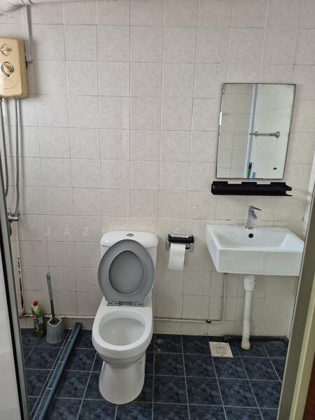 MASTER ROOM TOILET