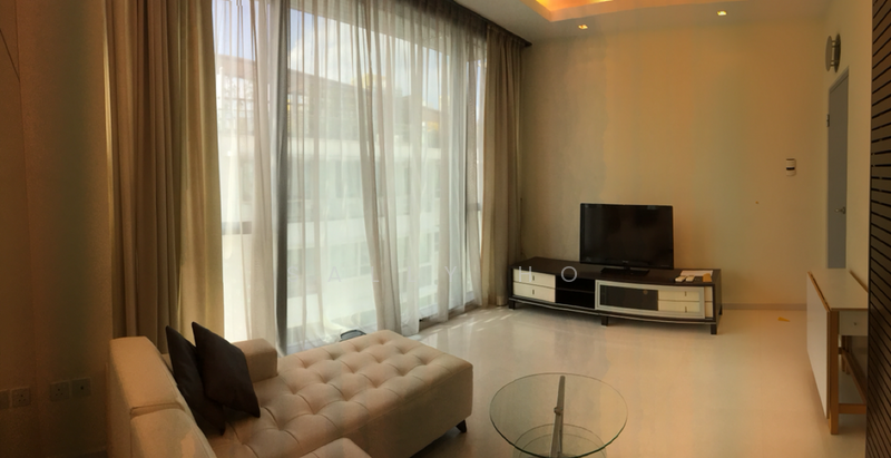 beautifully renovated spacious living rm