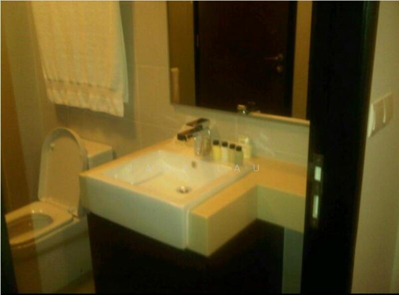 Modern Toilet w Rainshower