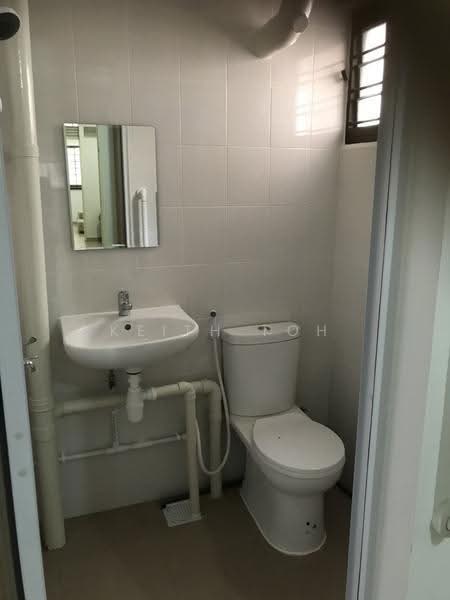 136 Bukit Batok West Avenue 6, 136 Bukit Batok West Avenue 6, Dairy Farm / Bukit Panjang / Choa Chu Kang, 2 Bedrooms, 882 sqft, HDB Flat For Rent, by Keith Toh, 16678444 - Master Room toilet - PropertyGuru.com.sg