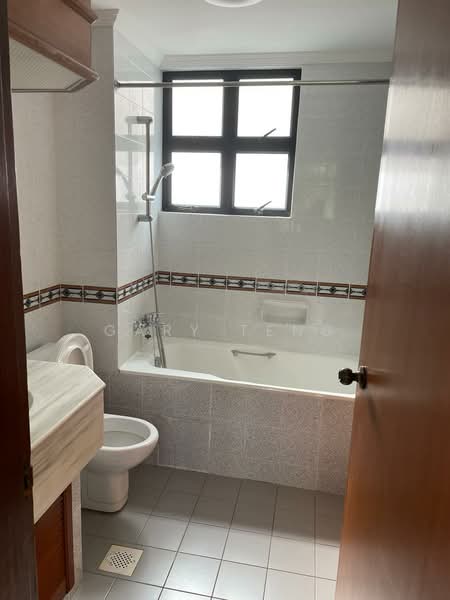 Holland Peak, 27 Holland Hill, 3 Bedrooms, 1,474 sqft, Condominium For Rent, by Gary Teng, 17266790 - Toilet - PropertyGuru.com.sg