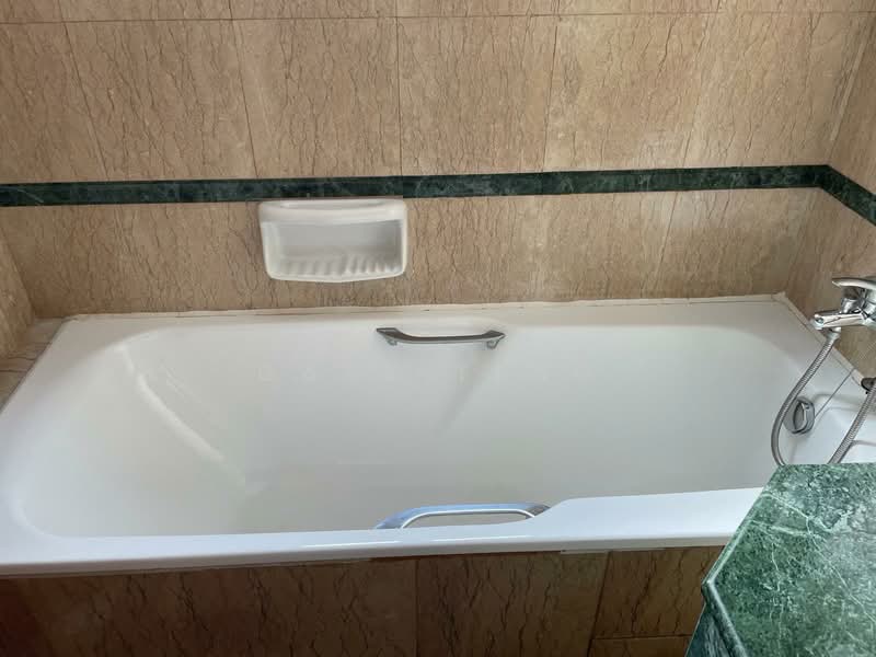 Holland Peak, 27 Holland Hill, 3 Bedrooms, 1,474 sqft, Condominium For Rent, by Gary Teng, 17266790 - Ensuite toilet - PropertyGuru.com.sg