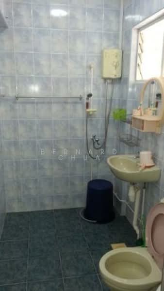 160 Bukit Batok Street 11, 160 Bukit Batok Street 11, 3 Bedrooms, 1,130 sqft, HDB Flat For Rent, by Bernard Chua, 17281375 - Clean n Big Bathrooms - PropertyGuru.com.sg