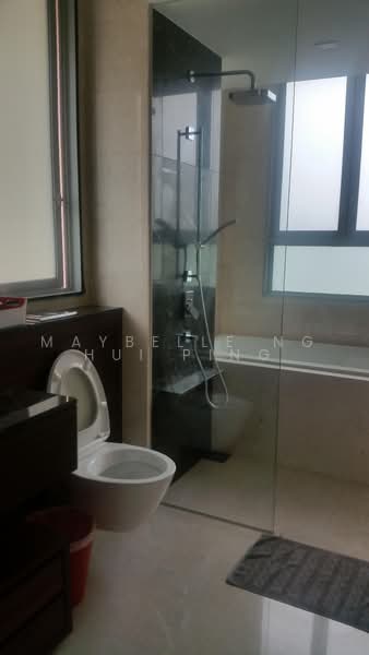 The Glyndebourne, 38 Trevose Crescent, 3 Bedrooms, 1,475 sqft, Condominium For Rent, by Maybelle Ng Hui Ping, 17314198 - Master attached bathroom (separate standing rain shower from Long bath) - PropertyGuru.com.sg