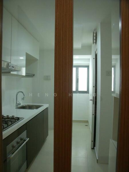 Waterfront Waves, 766 Bedok Reservoir Road, 2 Bedrooms, 980 sqft, Condominium For Rent, by Heng Heng, 17372558 - kitchen - PropertyGuru.com.sg
