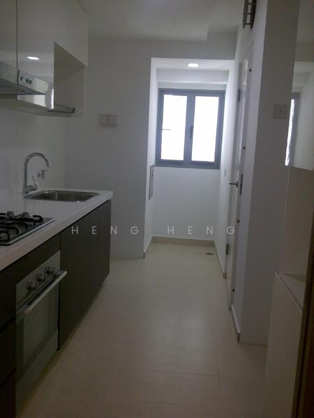 Waterfront Waves, 766 Bedok Reservoir Road, 2 Bedrooms, 980 sqft, Condominium For Rent, by Heng Heng, 17372558 - kitchen - PropertyGuru.com.sg
