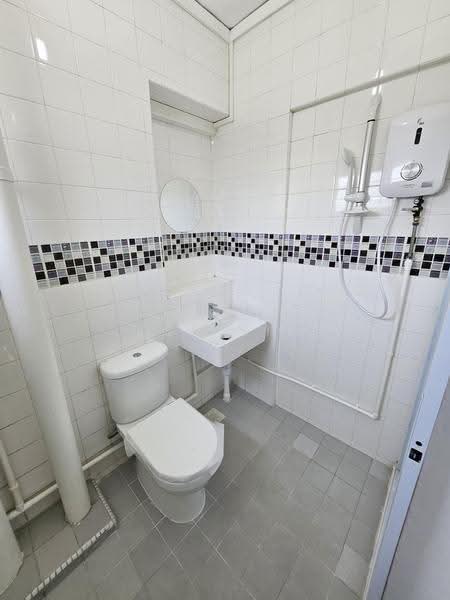 130 Clarence Lane, 130 Clarence Lane, Alexandra / Commonwealth, 3 Bedrooms, 1,100 sqft, HDB Flat For Rent, by Joe Sim, 17789448 - Common toilet - PropertyGuru.com.sg