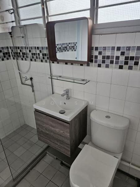 130 Clarence Lane, 130 Clarence Lane, Alexandra / Commonwealth, 3 Bedrooms, 1,100 sqft, HDB Flat For Rent, by Joe Sim, 17789448 - Master attached bathroom - PropertyGuru.com.sg