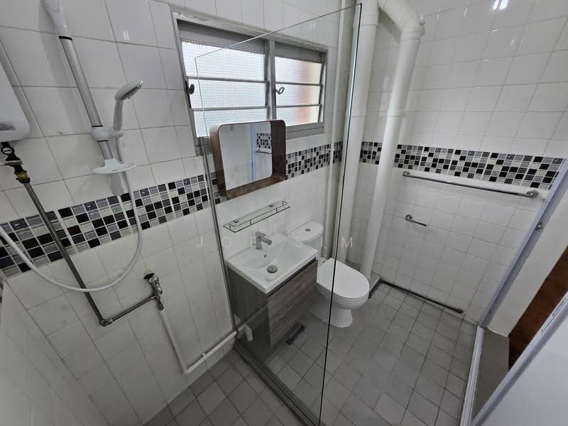 130 Clarence Lane, 130 Clarence Lane, Alexandra / Commonwealth, 3 Bedrooms, 1,100 sqft, HDB Flat For Rent, by Joe Sim, 17789448 - Master attached bathroom - PropertyGuru.com.sg