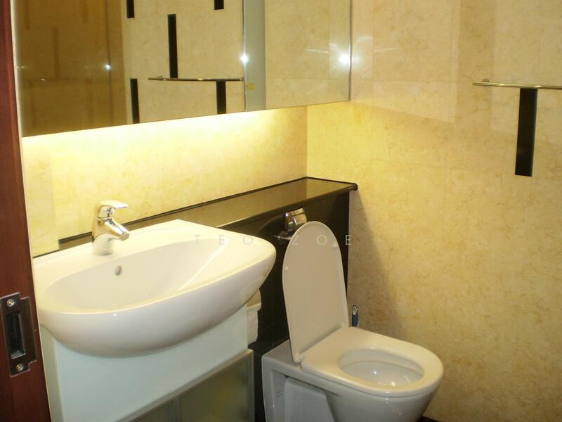 Robertson 100, 100 Robertson Quay, 2 Bedrooms, 872 sqft, Apartment For Rent, by Teo Zoe, 17843470 - Common Bathroom - PropertyGuru.com.sg