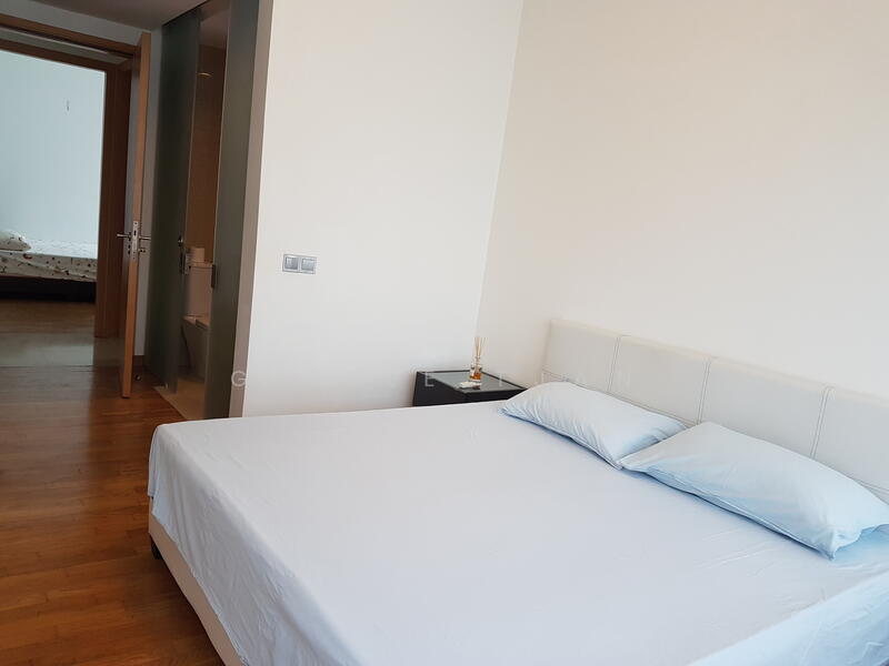  Master bedroom - kingsize bed
