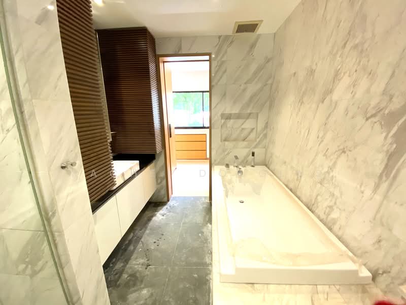 Sommerville Park, Sommerville Estate Road, 4 Bedrooms, 3,300 sqft, Cluster House For Rent, by Rachel Douglas, 17947554 - Master bathroom - PropertyGuru.com.sg