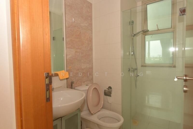 Sunglade, 7 Serangoon Avenue 2, 2 Bedrooms, 861 sqft, Condominium For Rent, by Benedict Ong, 17958743 - common bathroom - PropertyGuru.com.sg