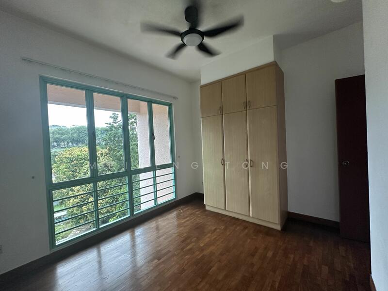 All bedrooms with ceiling fans