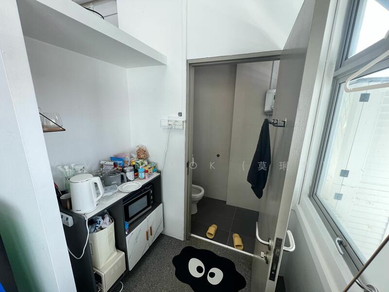 First Centre, 50 Serangoon North Avenue 4, 797 sqft, Light Industrial (B1) For Rent, by Vivien Mok (莫琍清), 18011168 - Attached bath - CommercialGuru.com.sg